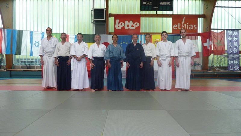 Cinco alumnos le la escuela Wuji en un encuentro internacional de Budo